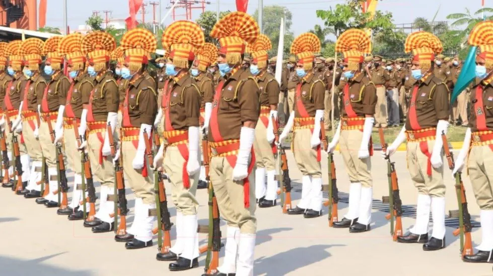 उत्तर प्रदेश पुलिस भर्ती का लोगो और सब इंस्पेक्टर भर्ती 2025 की अधिसूचना।