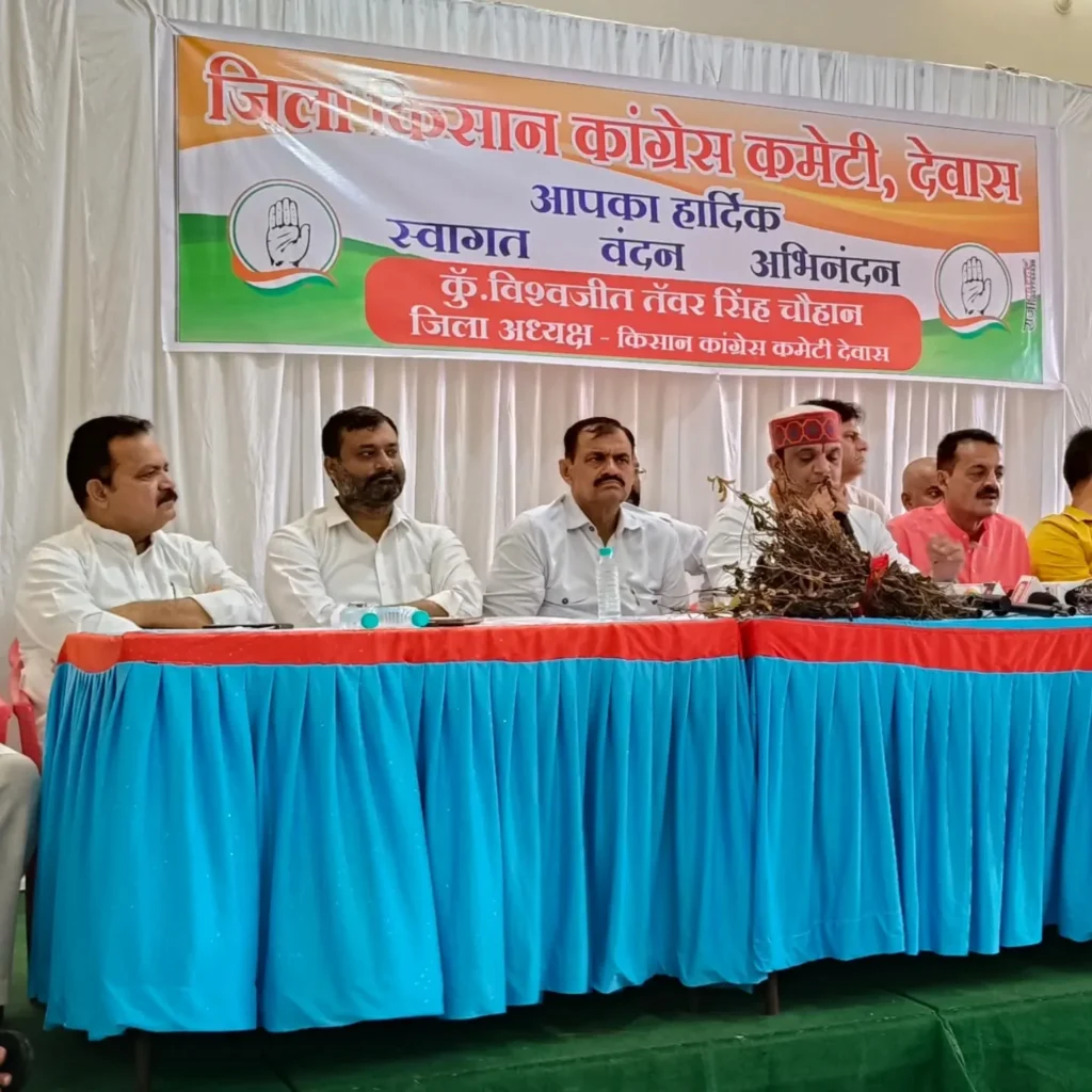 देवास में 'किसान न्याय यात्रा' के दौरान सड़कों पर किसानों के ट्रैक्टरों की विशाल रैली।