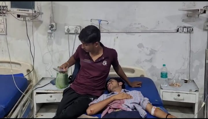 देवास सड़क हादसा, डंपर ने बाइक को टक्कर मारी, एक छात्र की मौत।