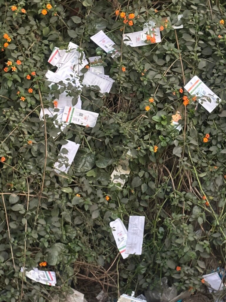 मंडला डाक विभाग की लापरवाही, आधार कार्ड कचरे में, जर्जर डाक पेटी, मानिकसरा डाकघर, बीजाडांडी।