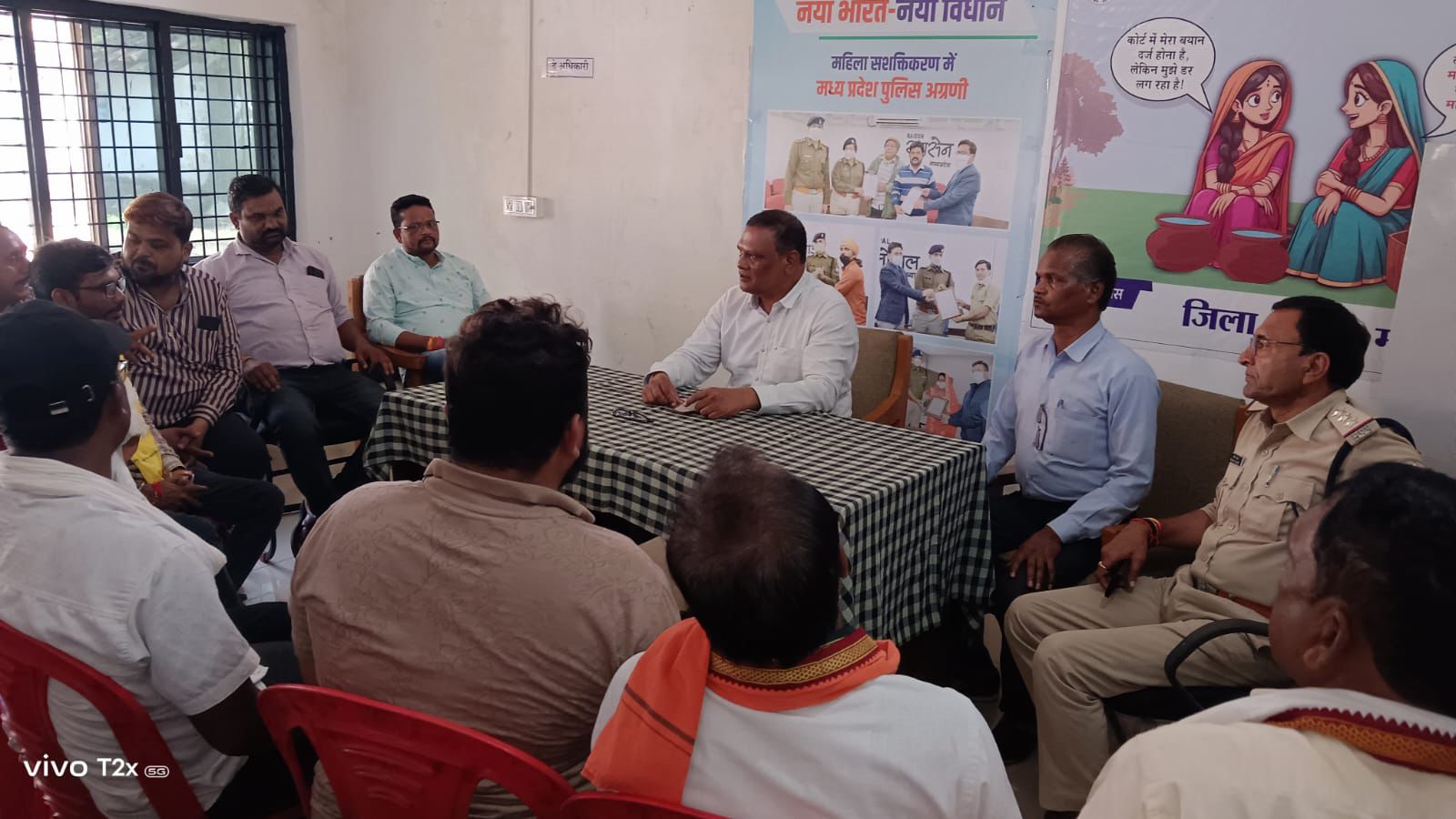 बीजाडांडी थाना परिसर में शांति समिति की बैठक में बैठे अधिकारी, जनप्रतिनिधि और गणमान्य नागरिक।
