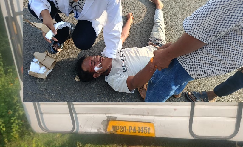मनेरी में दुर्घटनास्थल पर खड़ी 108 एम्बुलेंस और उसके पास घायल व्यक्ति को मदद देते हुए टीम।