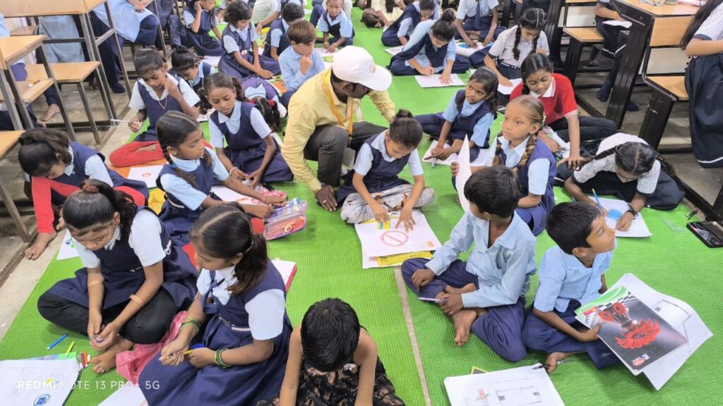 देडतलाई, बुरहानपुर में आयोजित चित्रकला प्रतियोगिता में बच्चे पेंटिंग बनाते हुए।