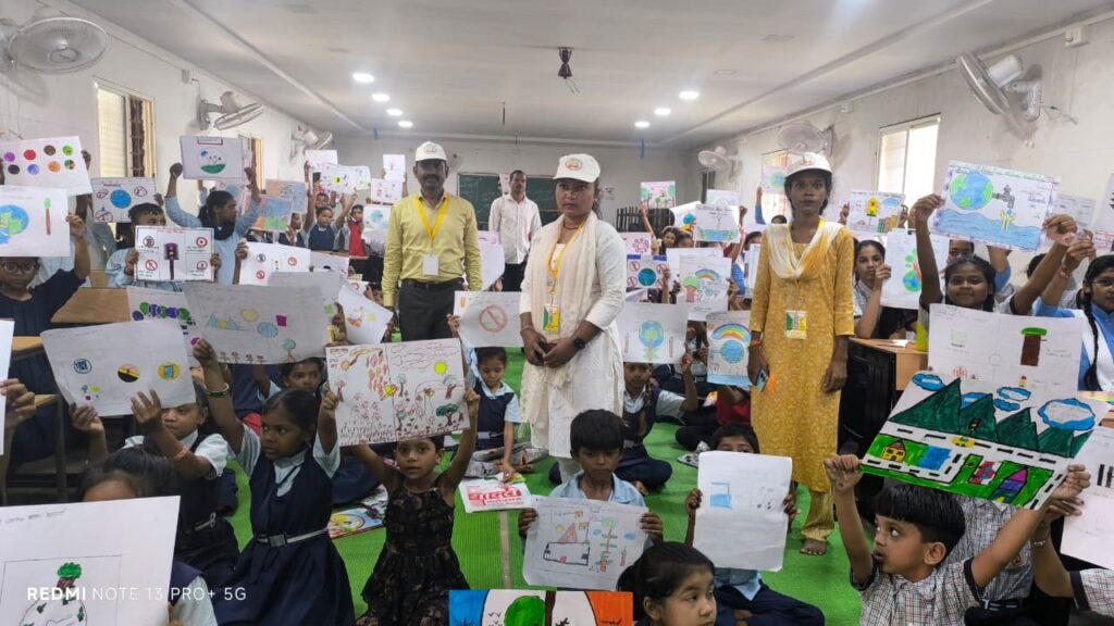 देडतलाई में आयोजित इंटर-स्कूल चित्रकला प्रतियोगिता में भाग लेते हुए बच्चे, जो पर्यावरण संरक्षण पर चित्र बना रहे हैं