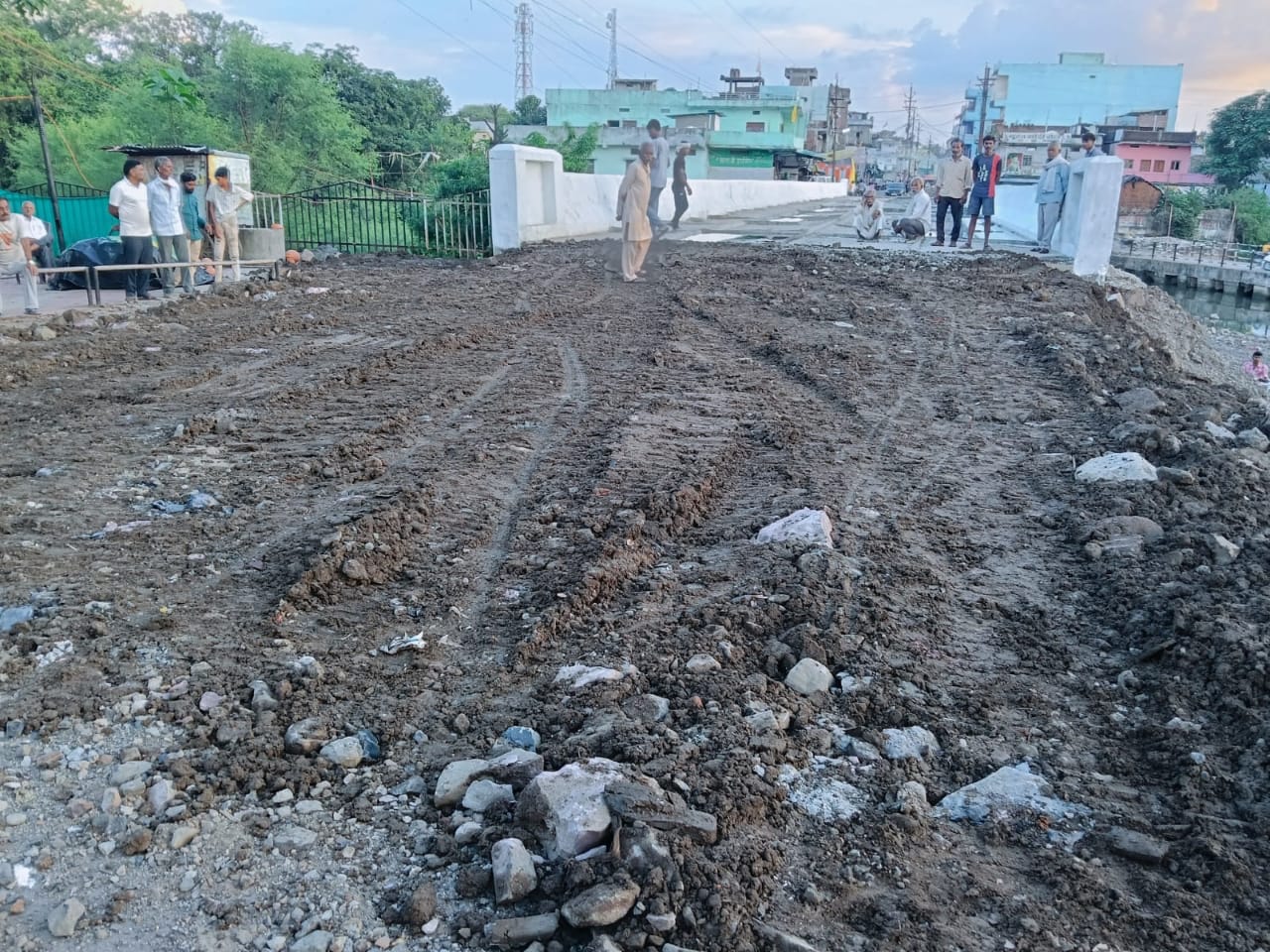 सागर जिले के देवरी में झुंकू पुल की तस्वीर, जिस पर अस्थायी मरम्मत का काम चल रहा है और कुछ वाहन गुज़र रहे हैं।