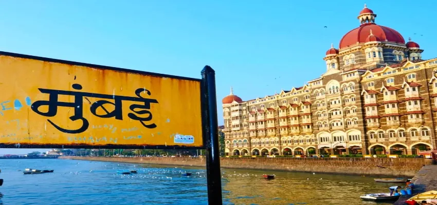 मुंबई पुलिस की गश्त, आतंकी धमकी के बाद बढ़ाई गई सुरक्षा व्यवस्था को दर्शाती तस्वीर।
