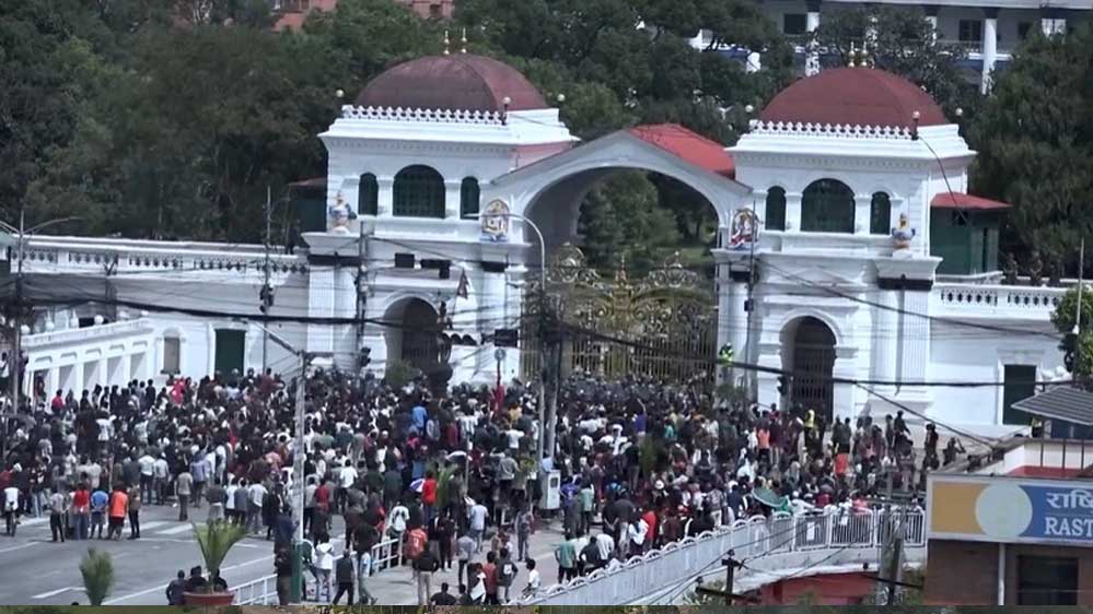 नेपाल के प्रधानमंत्री केपी शर्मा ओली का इस्तीफा, सरकार विरोधी प्रदर्शन, काठमांडू में हिंसक विरोध, प्रधानमंत्री निवास में आग।