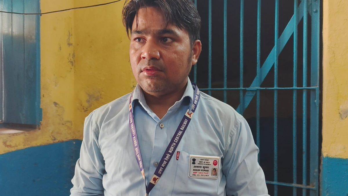 इटावा रेलवे स्टेशन पर पुलिस द्वारा फर्जी लोको पायलट (नकली यूनिफॉर्म में) आकाश कुमार को ट्रेन के इंजन से उतार कर गिरफ्तार करते हुए।