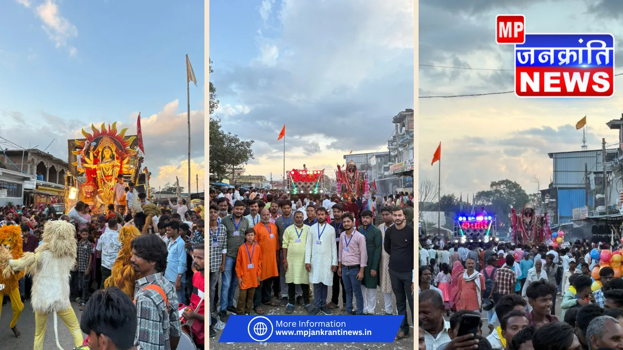 मंडला के बीजाडांडी में विसर्जन जुलूस के दौरान ढोल-नगाड़ों और जयकारों के साथ माँ दुर्गा की प्रतिमा को रथ पर लेकर जाते हुए हजारों श्रद्धालुओं की भीड़।