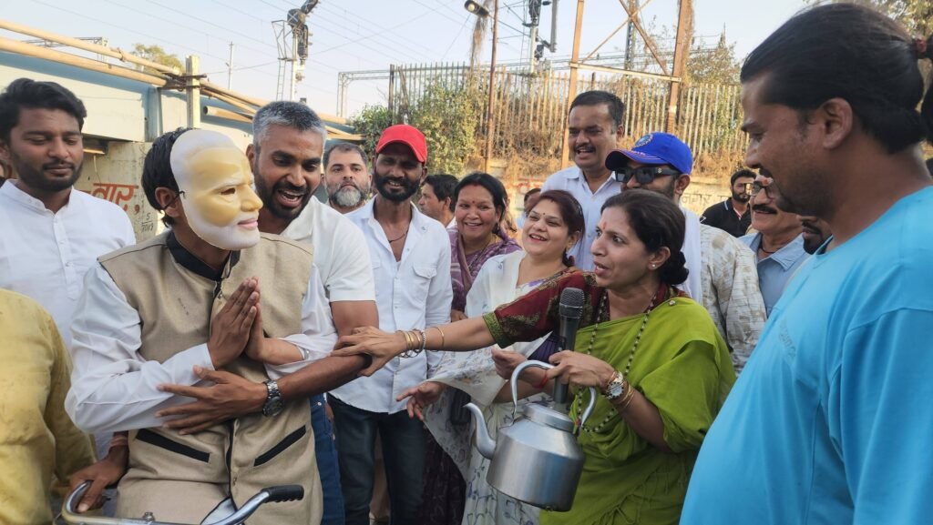 Congress workers protest over LPG prices using symbolic gutter gas demonstration in Khandwa