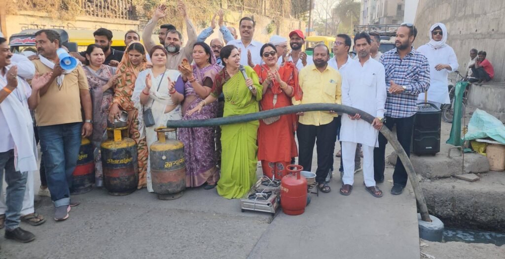 Congress workers protest over LPG prices using symbolic gutter gas demonstration in Khandwa