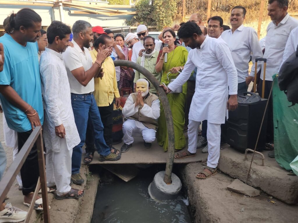 Congress workers protest over LPG prices using symbolic gutter gas demonstration in Khandwa